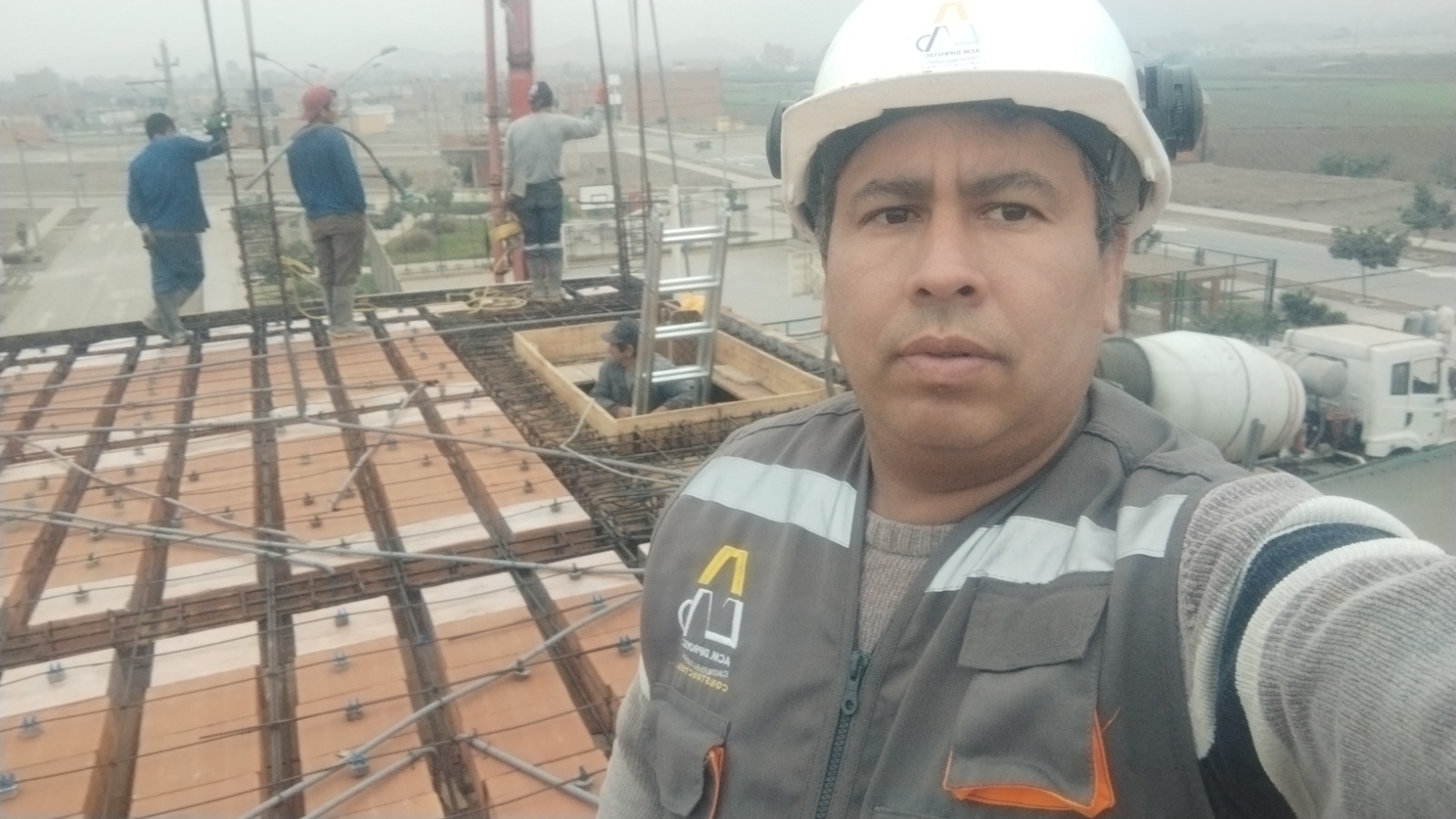 Alejandro Contreras supervisando los trabajos en una obra de construcción